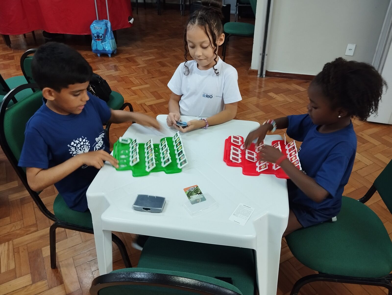 Crianças em jogo pedagógico de matemática