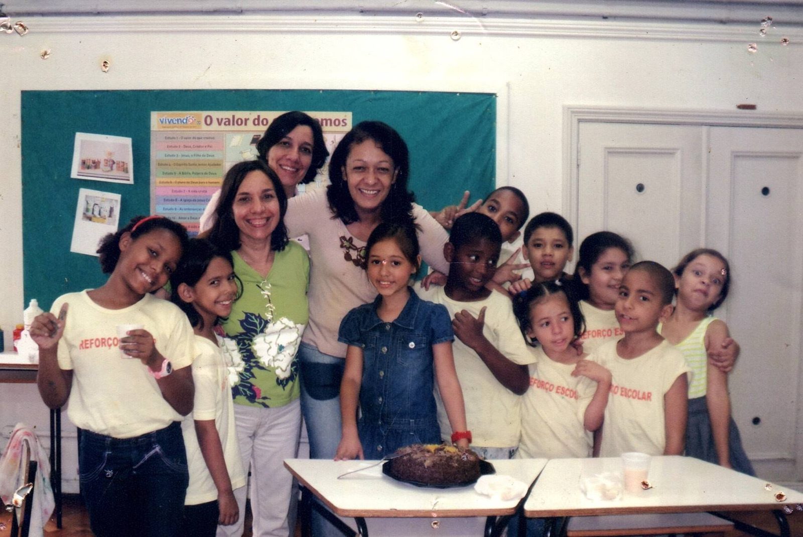 Comemoração com bolo e famílias do projeto