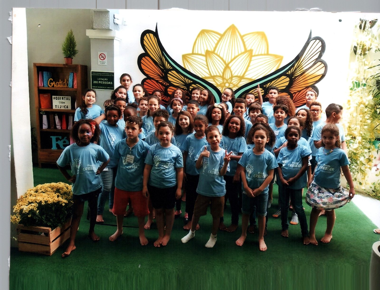 Apresentação da turma no palco da igreja