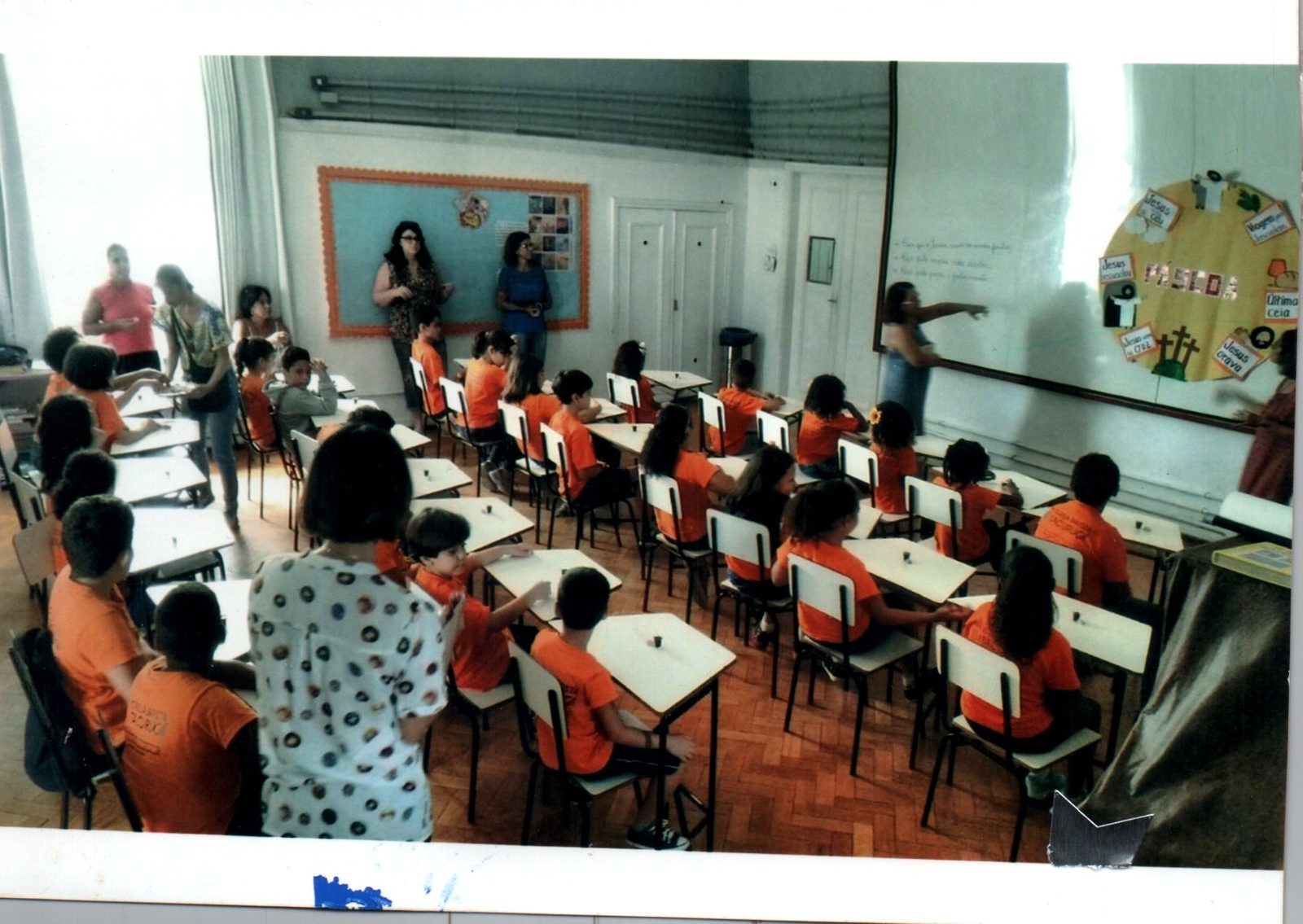 Sala de aula do Projeto Crescer em atividade
