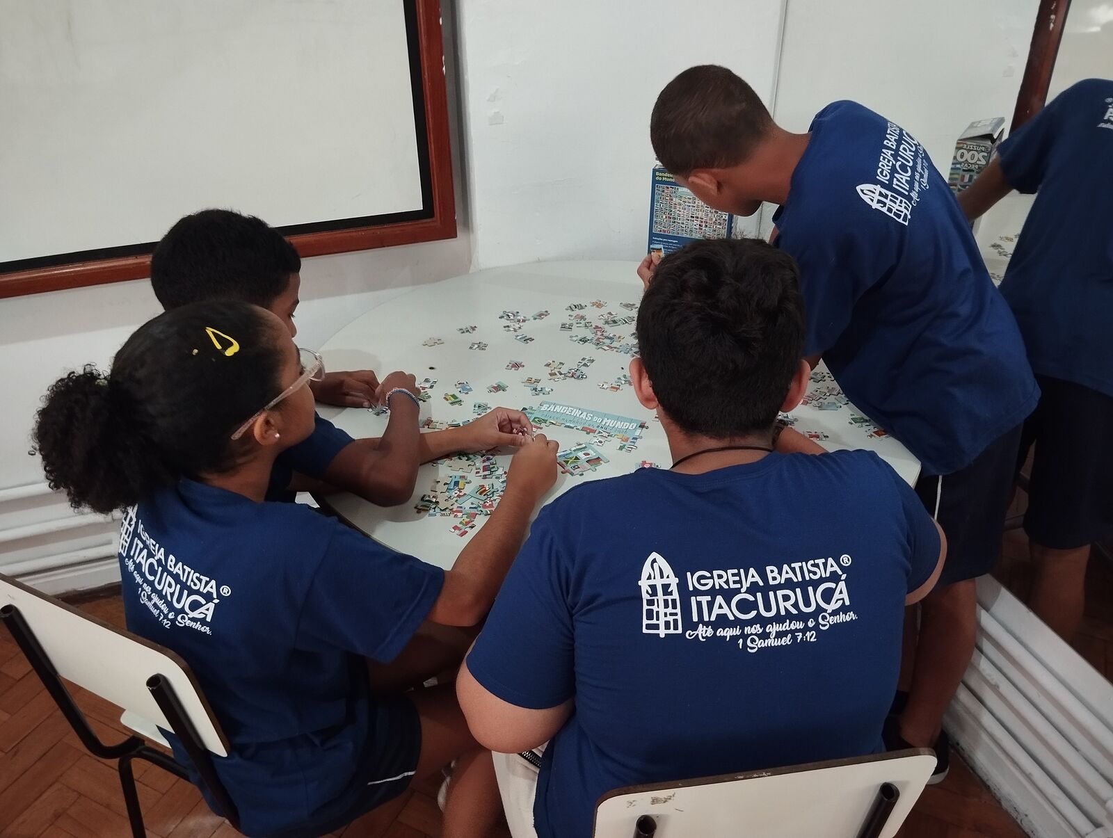 Atividade em grupo sobre a mesa