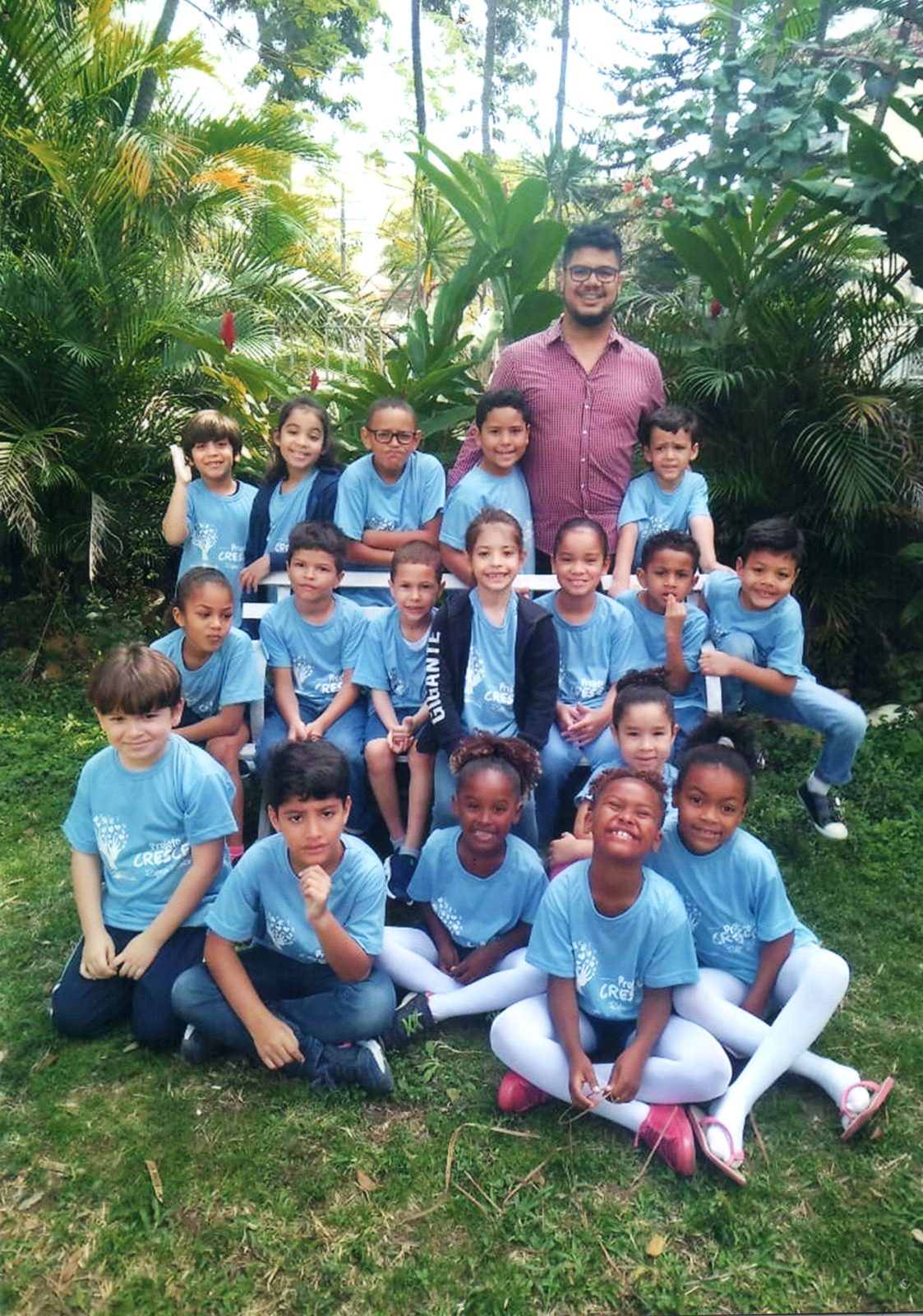 Turma do Projeto Crescer no jardim da igreja