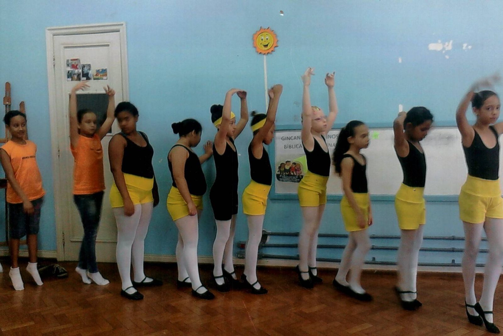 Aula de dança no salão da igreja