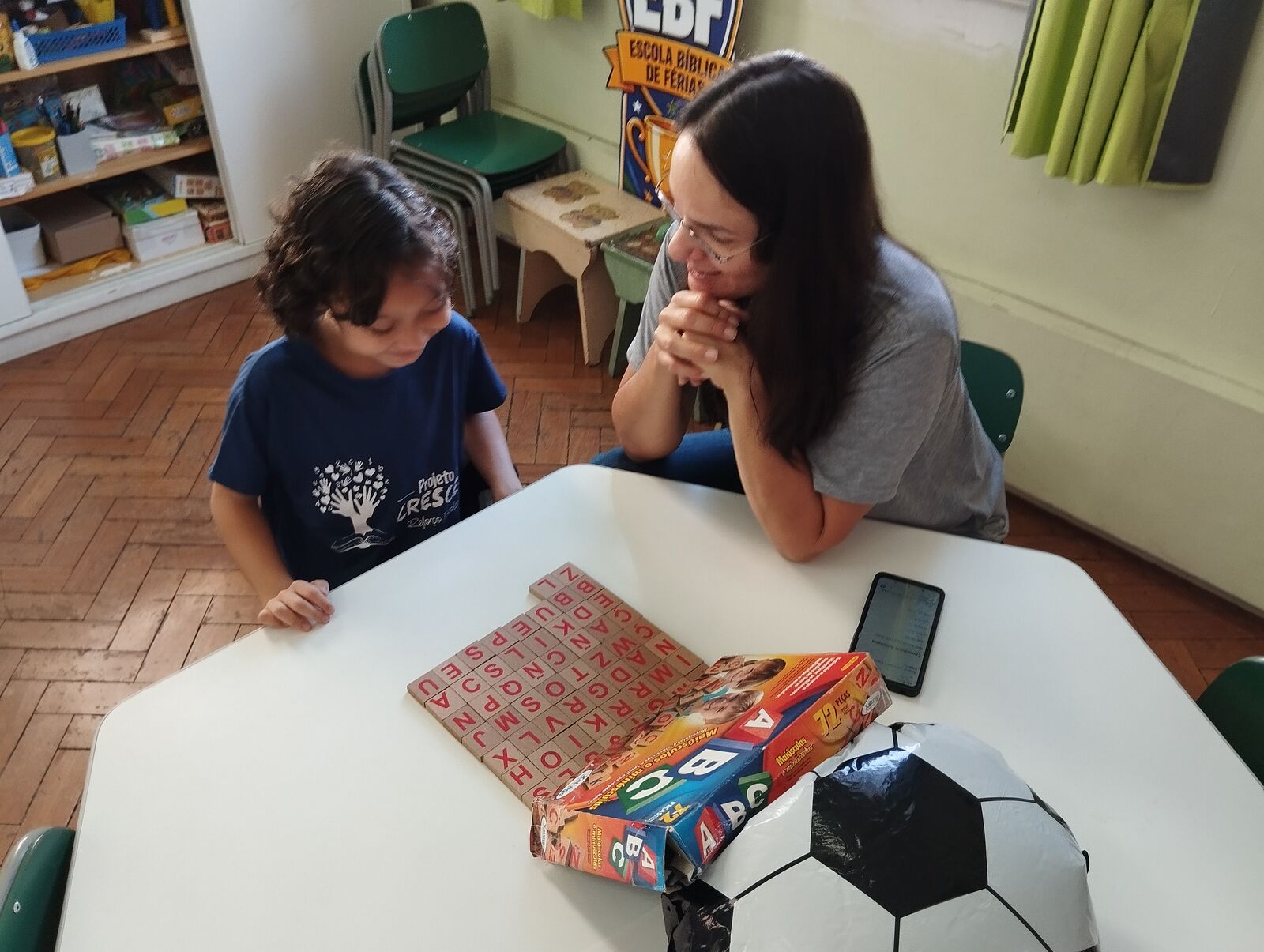 Educadora acompanhando atividade individual