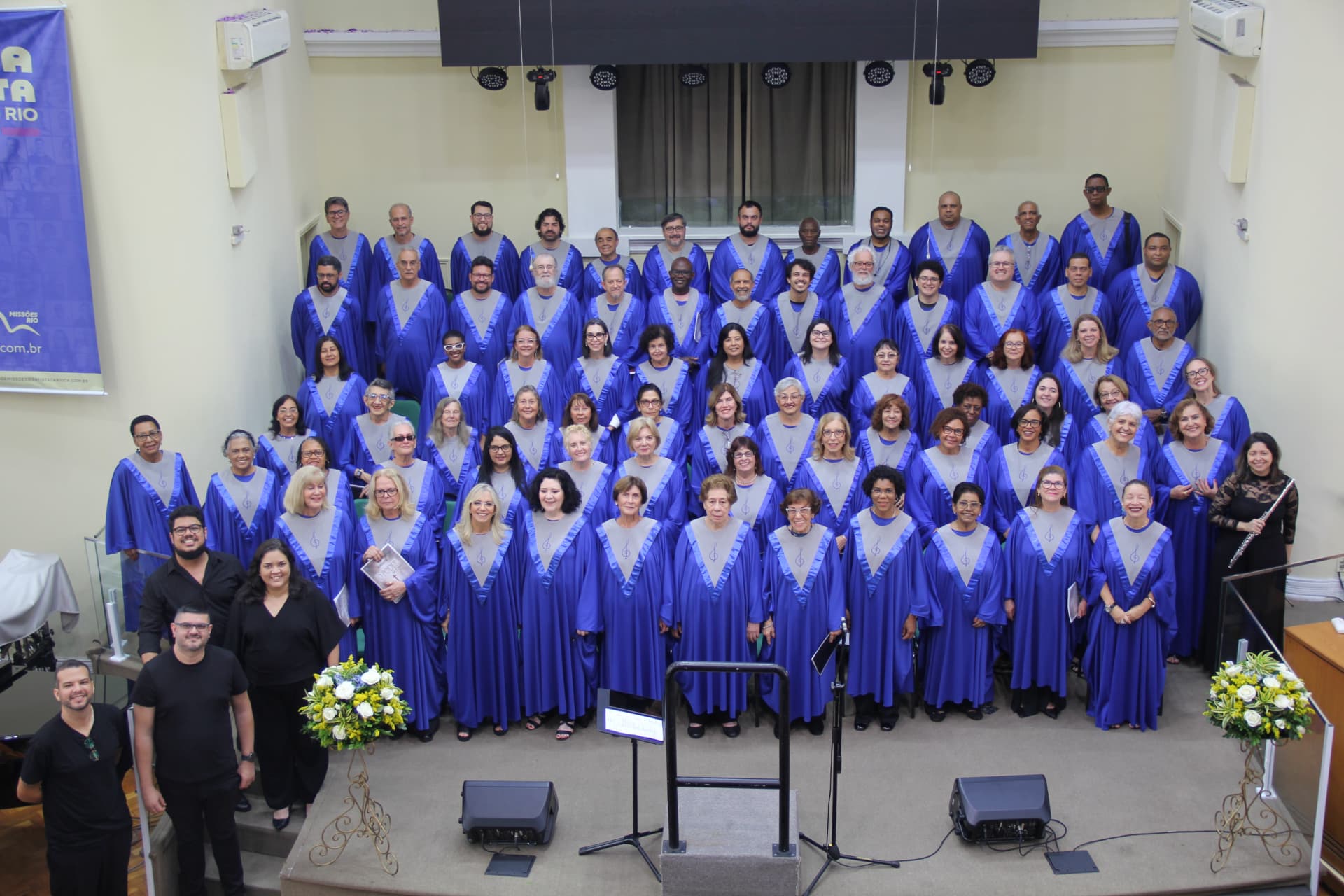 Coro da Igreja Batista Itacuruçá reunido no salão de cultos