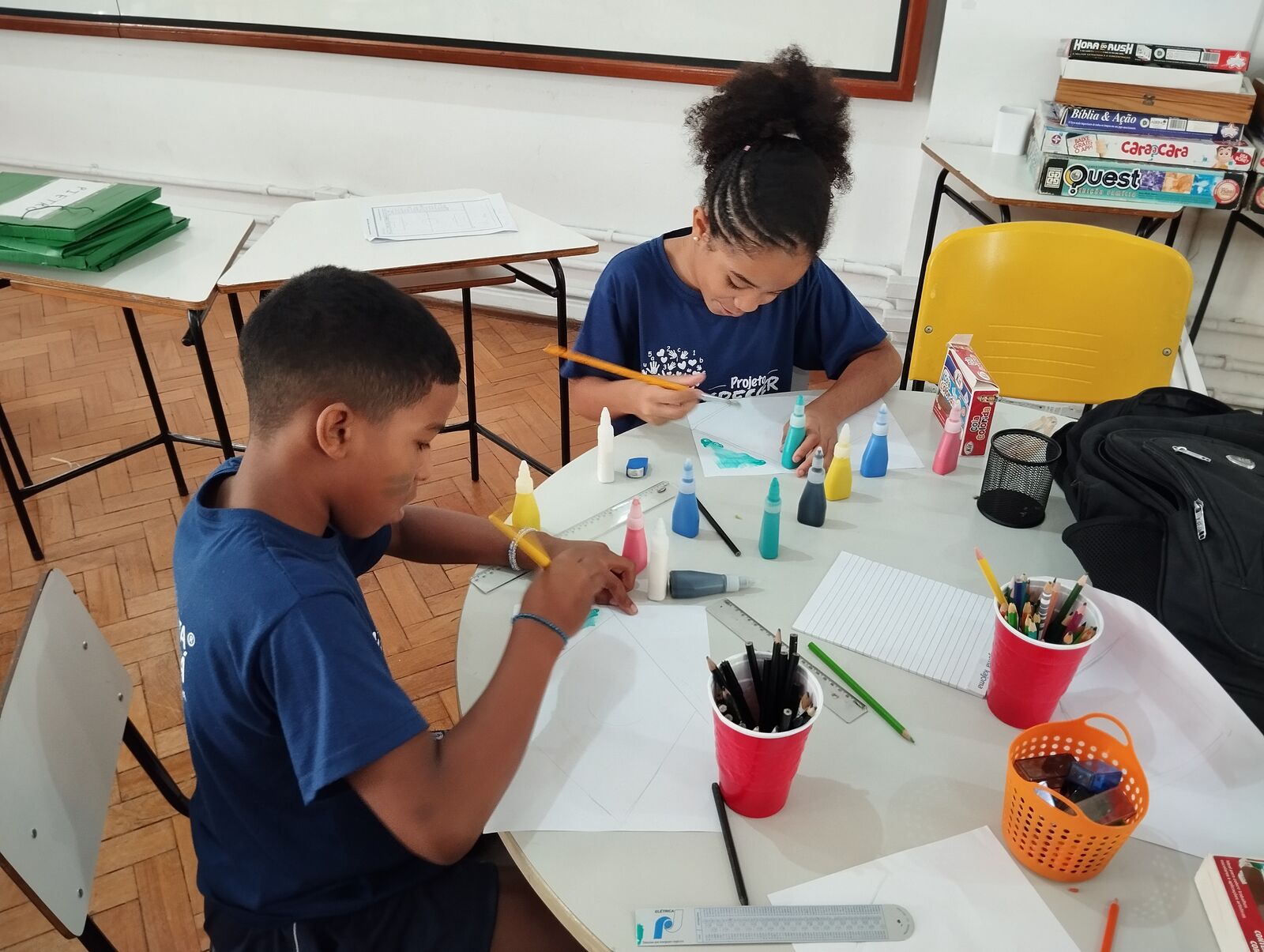 Oficina artística com lápis de cor