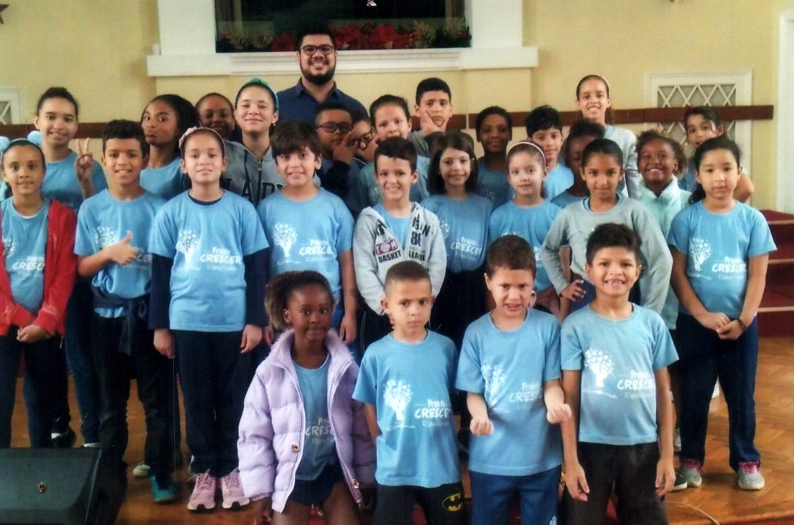 Turma do Projeto Crescer reunida no salão da igreja