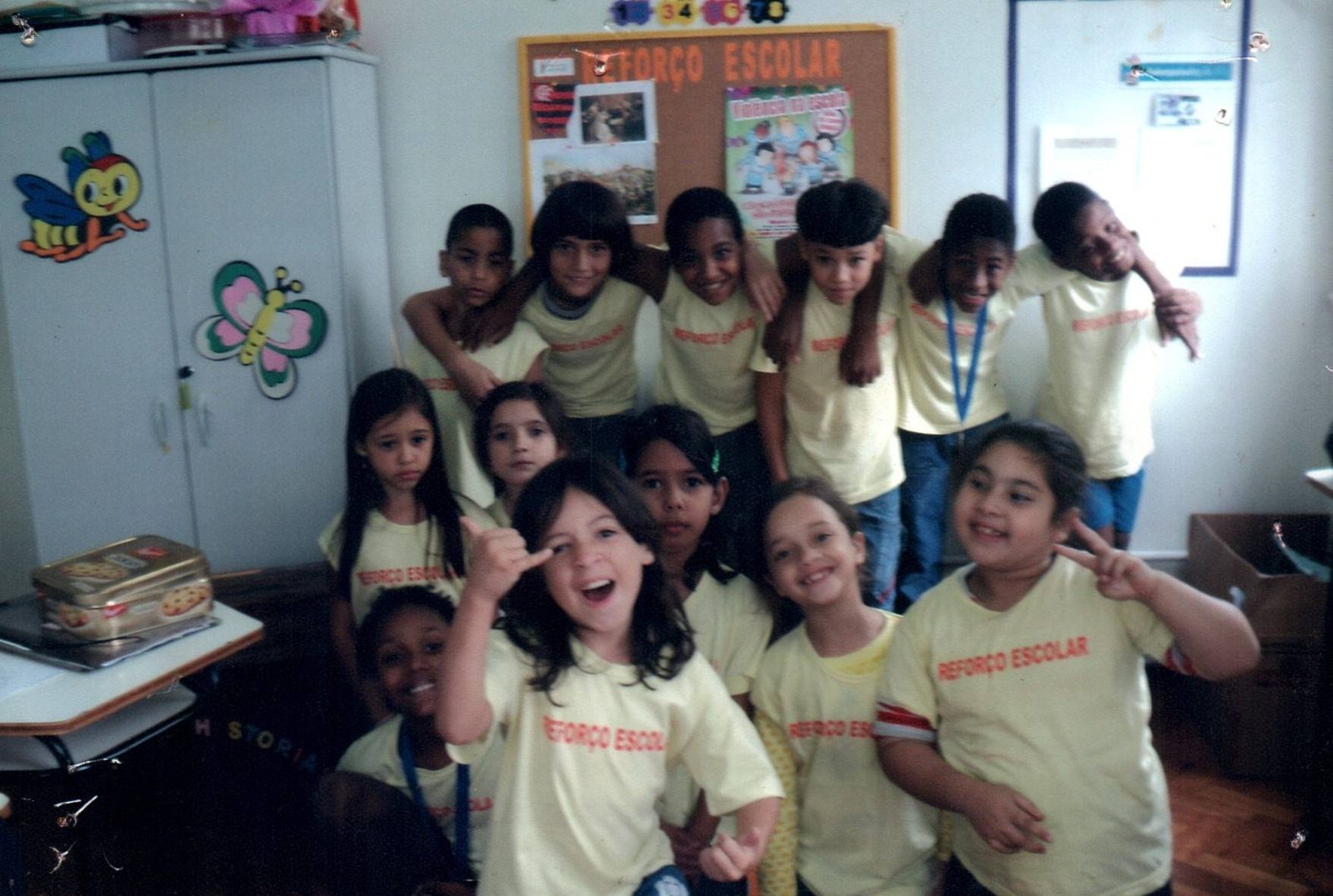 Turma do reforço escolar sorrindo na sala