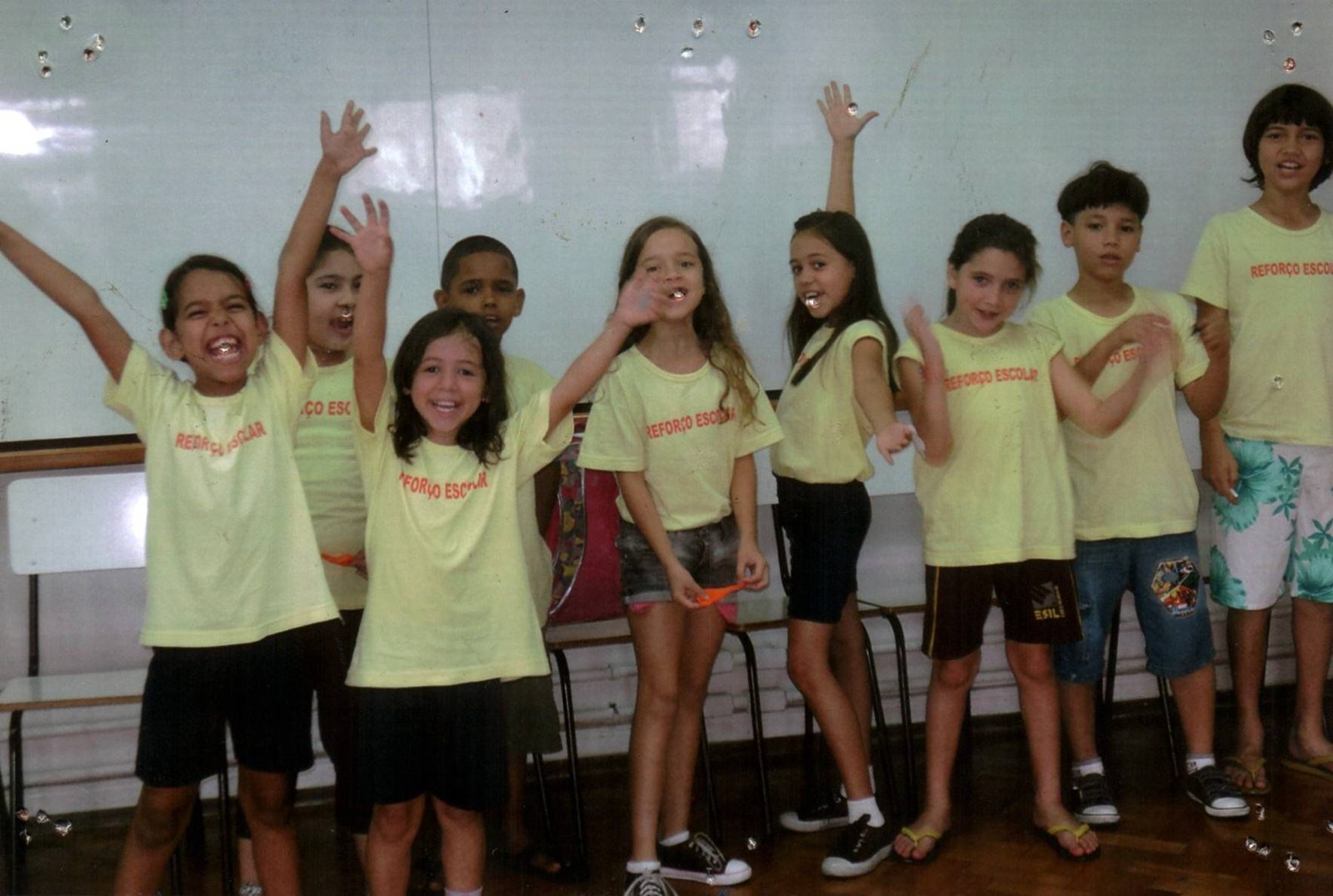 Crianças celebrando com os braços erguidos
