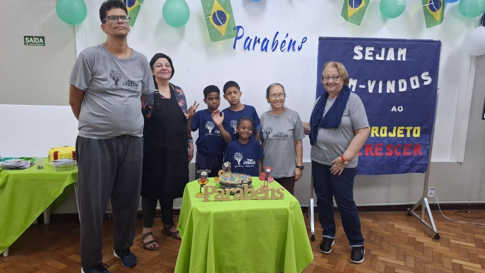 Crianças do Projeto Crescer reunidas em celebração