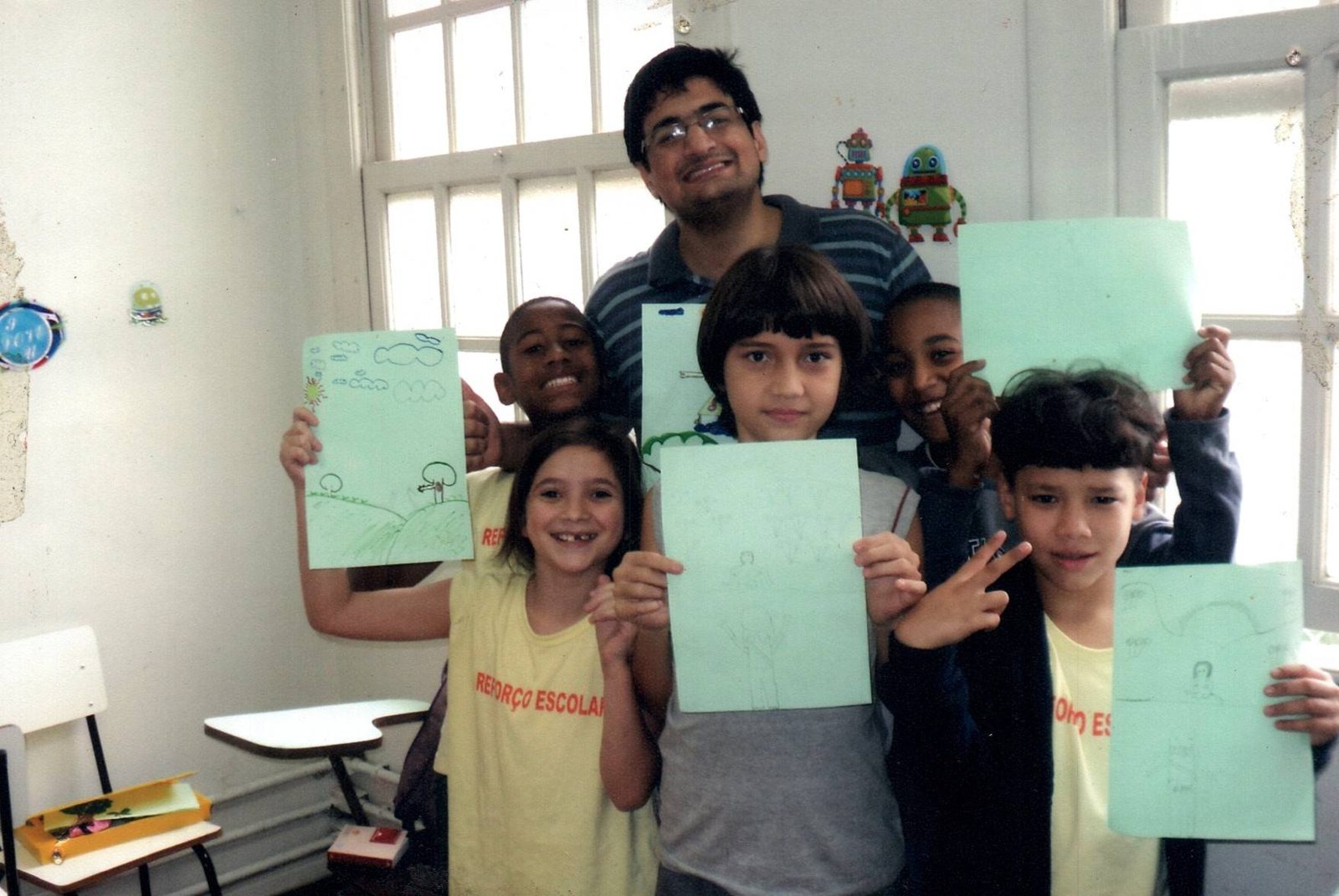 Crianças mostrando seus desenhos e trabalhos