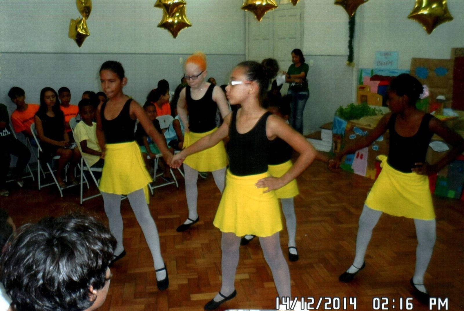 Ensaio de balé das meninas do projeto