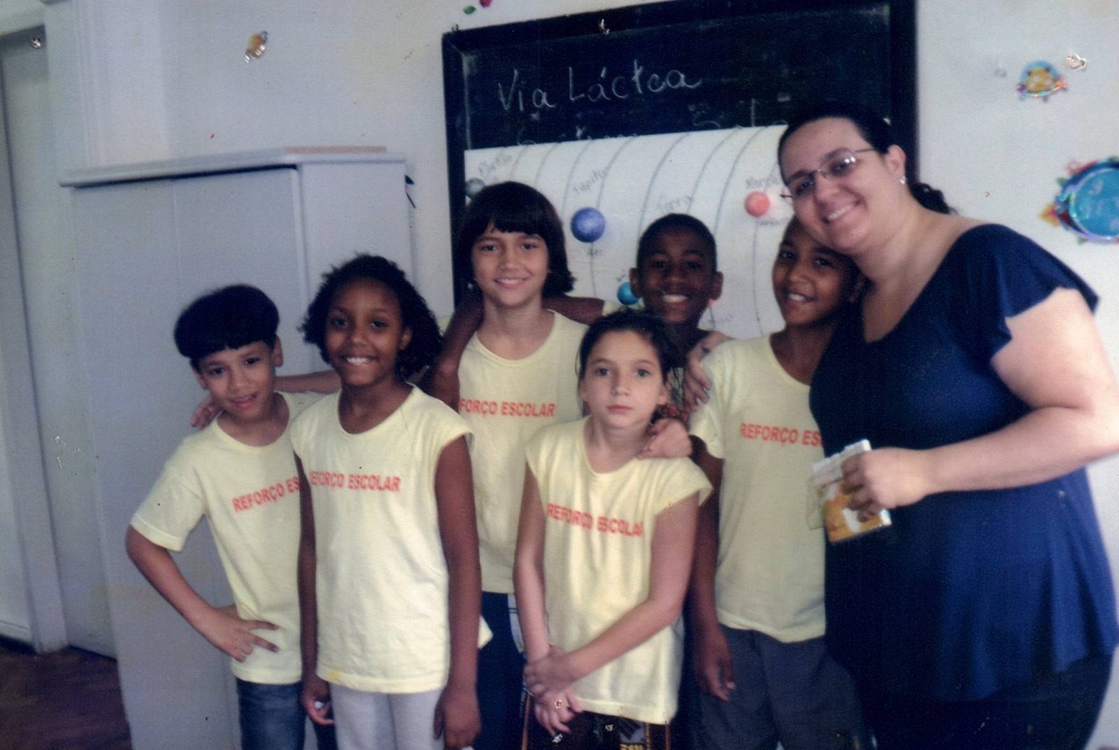 Educadora com as crianças em sala temática