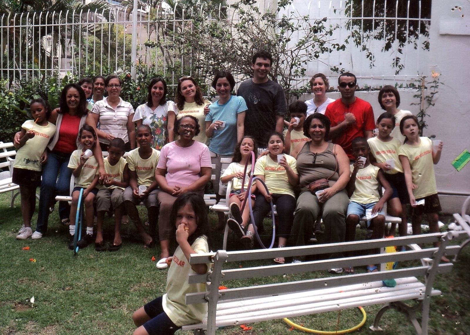 Crianças e famílias reunidas no jardim