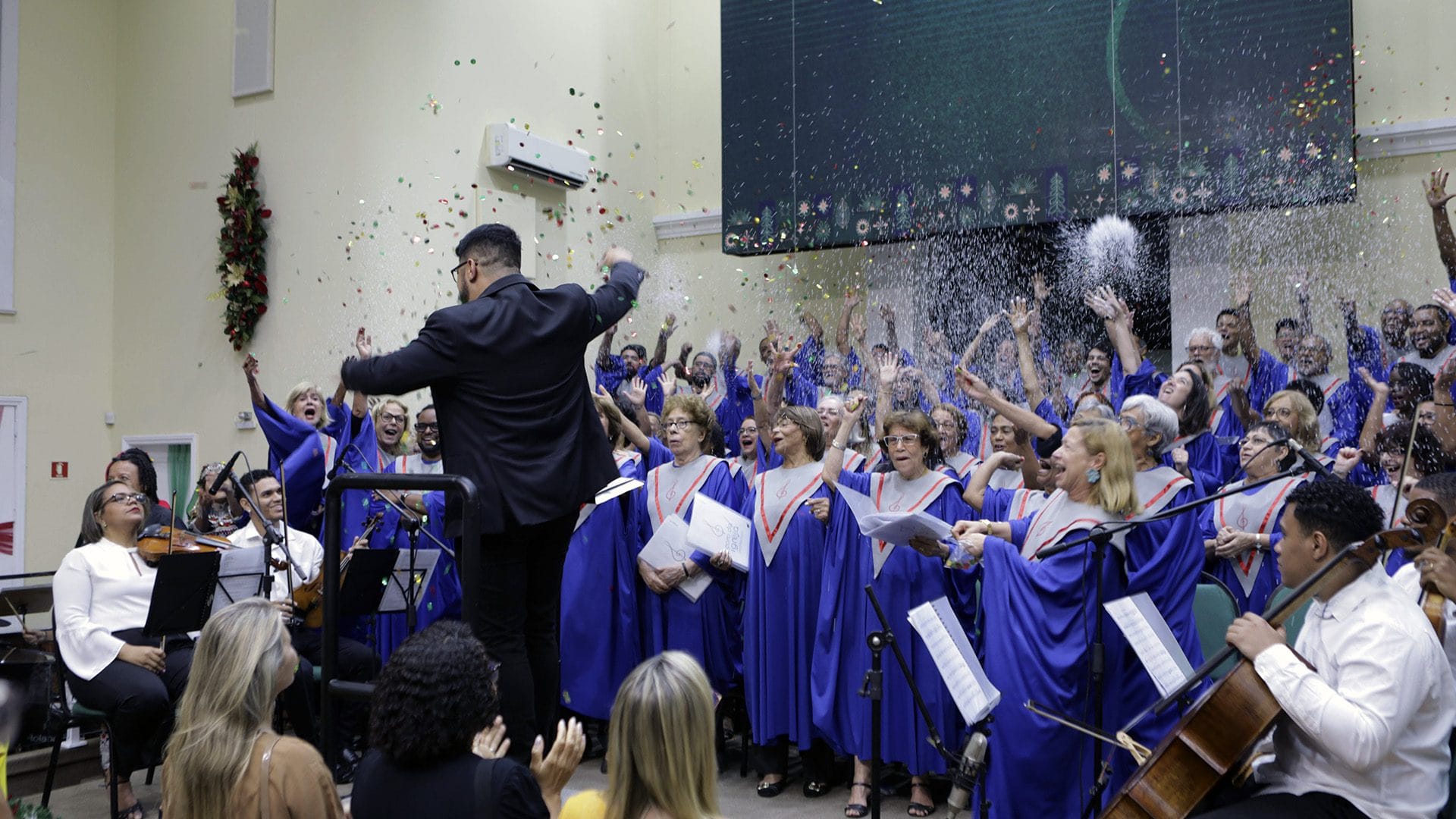 Coro da Igreja em apresentação especial com chuva de confetes