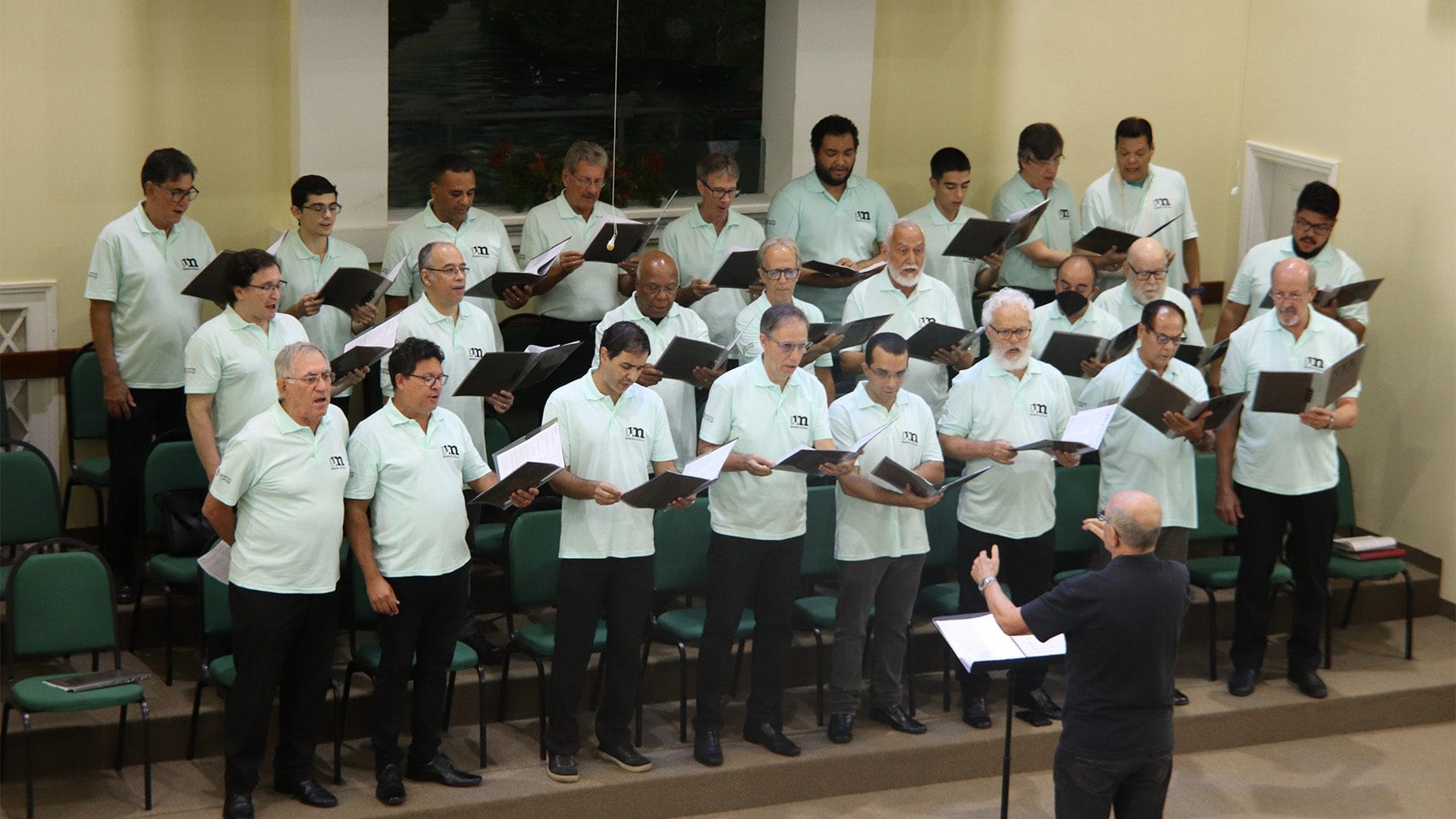 Coro Masculino completo durante apresentação no templo