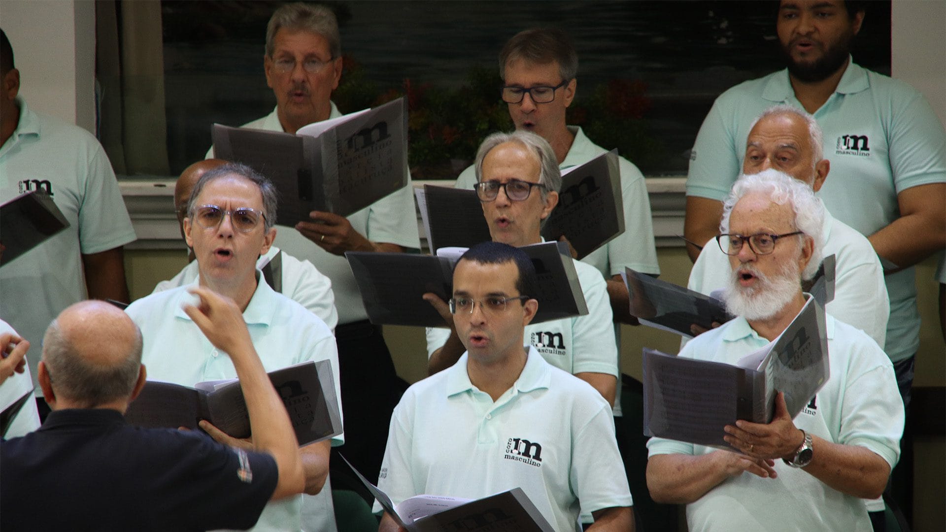 Coristas do Coro Masculino cantando em close