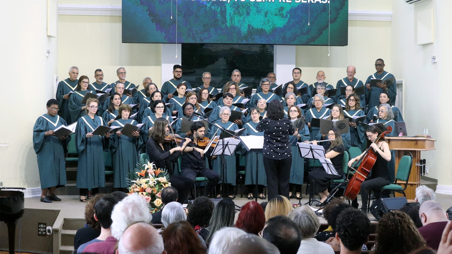 Coro Novo Canto em apresentação com orquestra