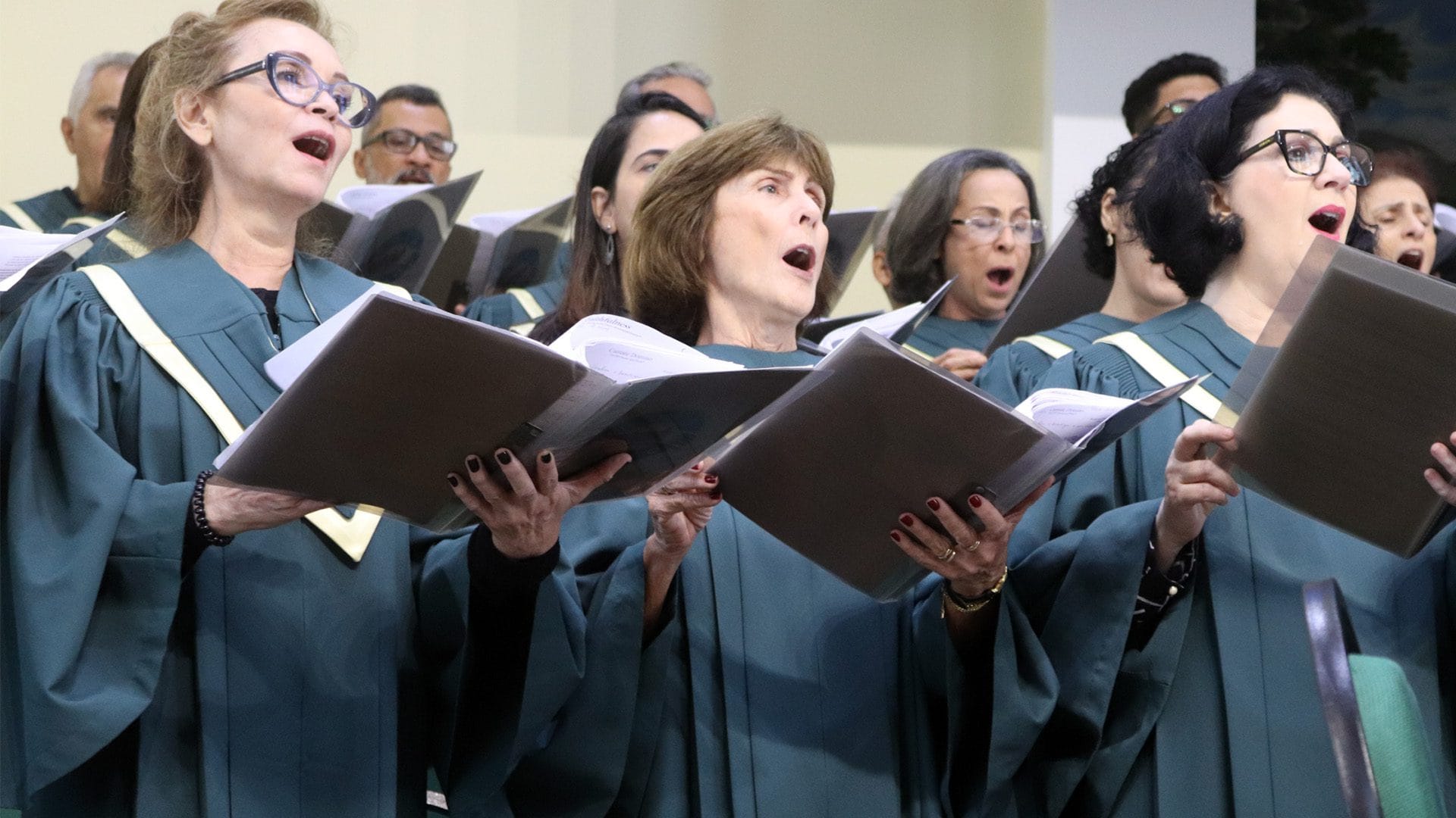 Coristas do Novo Canto cantando com partituras