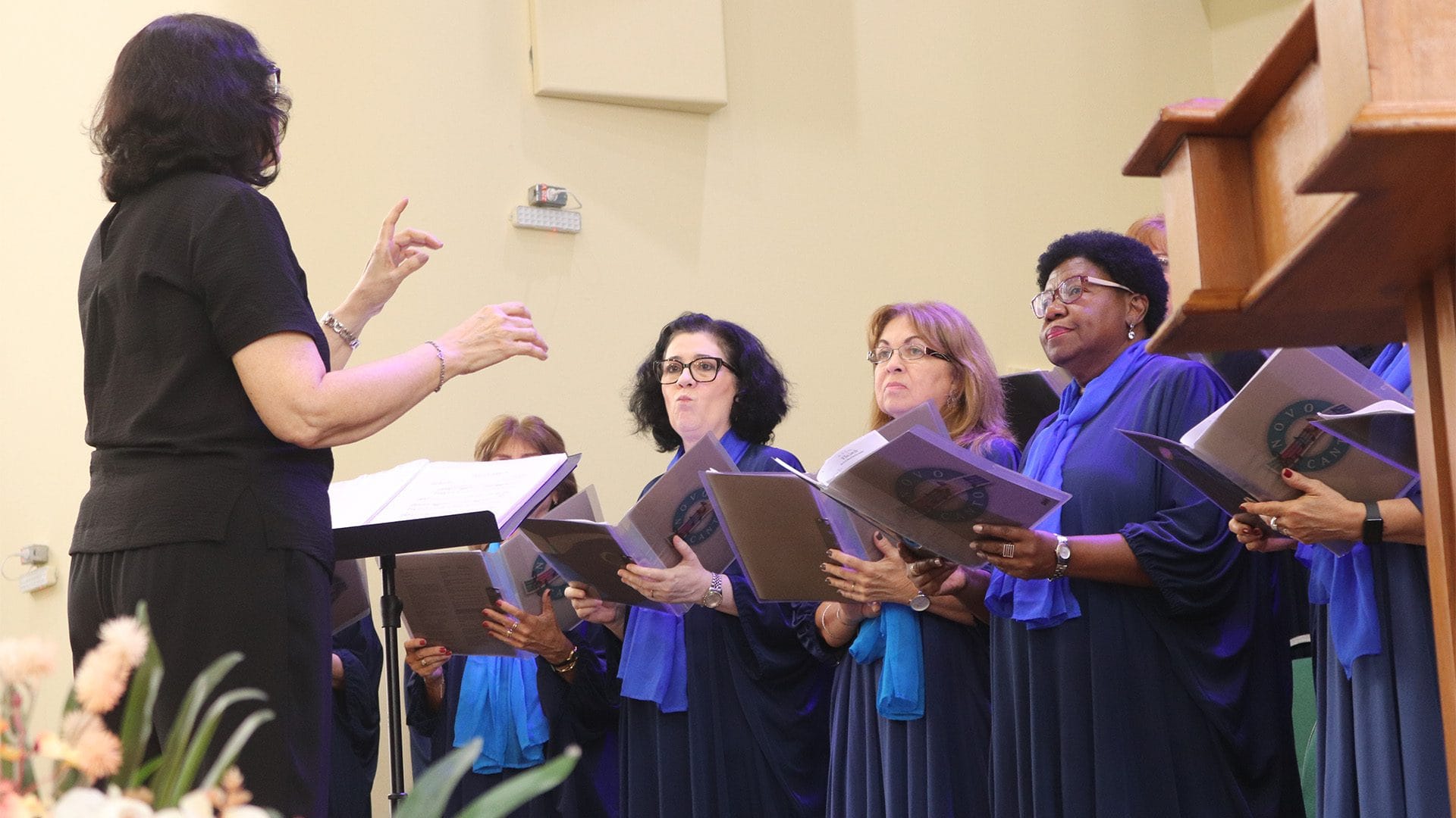 Regente Marilene Coelho dirigindo o Coro Novo Canto