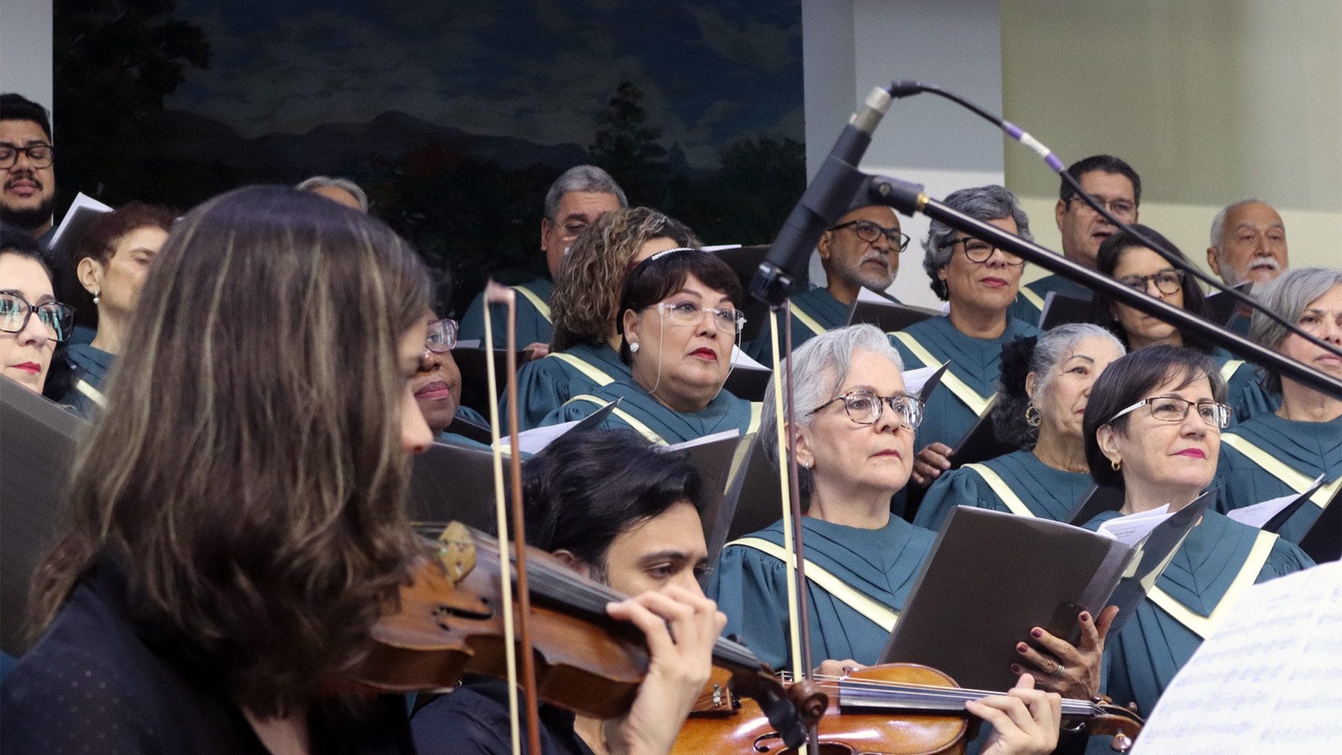 Coro Novo Canto acompanhado por orquestra de cordas