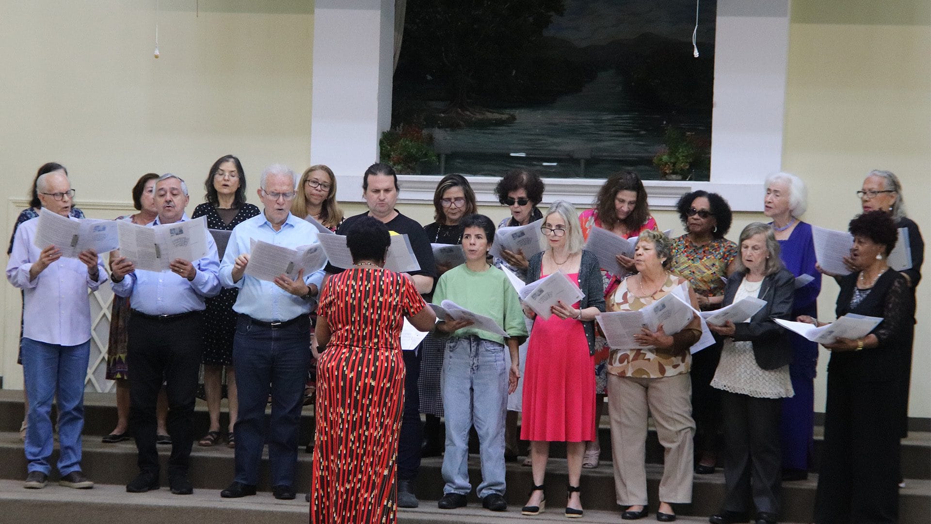Coro Rutter completo em apresentação, regido por Noemia Marcelino
