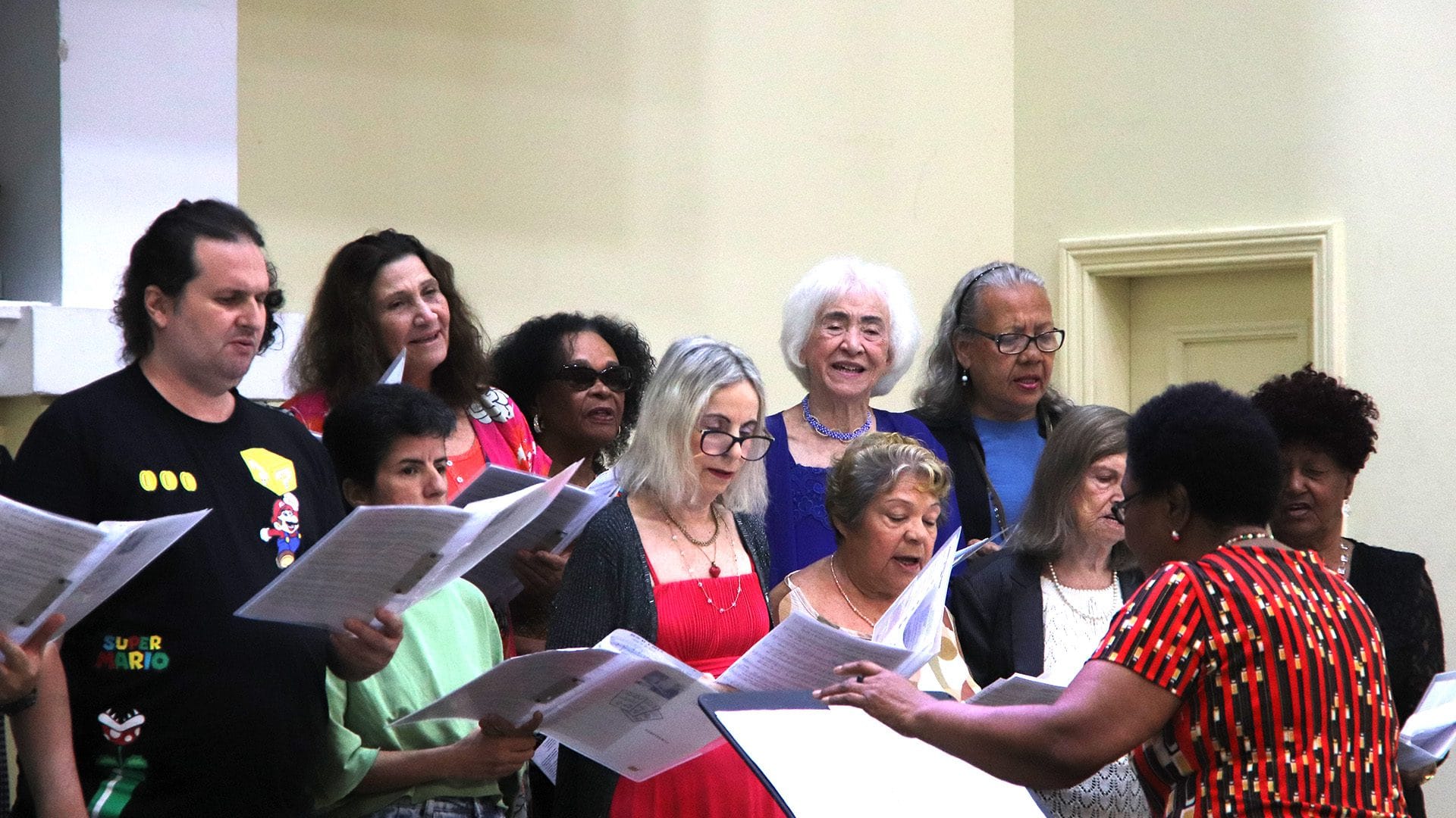 Coristas do Coro Rutter cantando durante ensaio