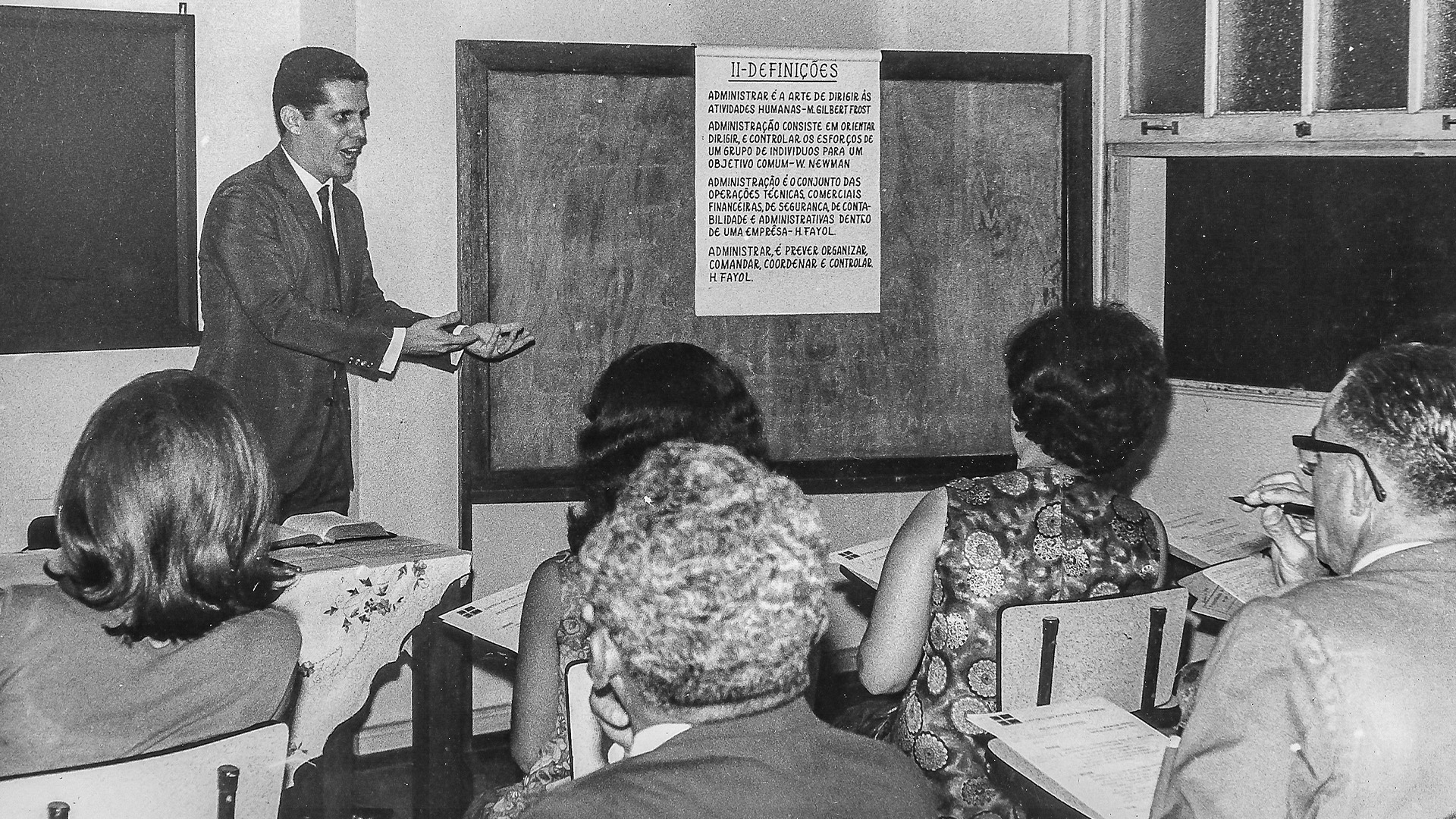 Almir Golçalves Jr ministrando curso do Instituto de Formação de Leigos - Anos 70